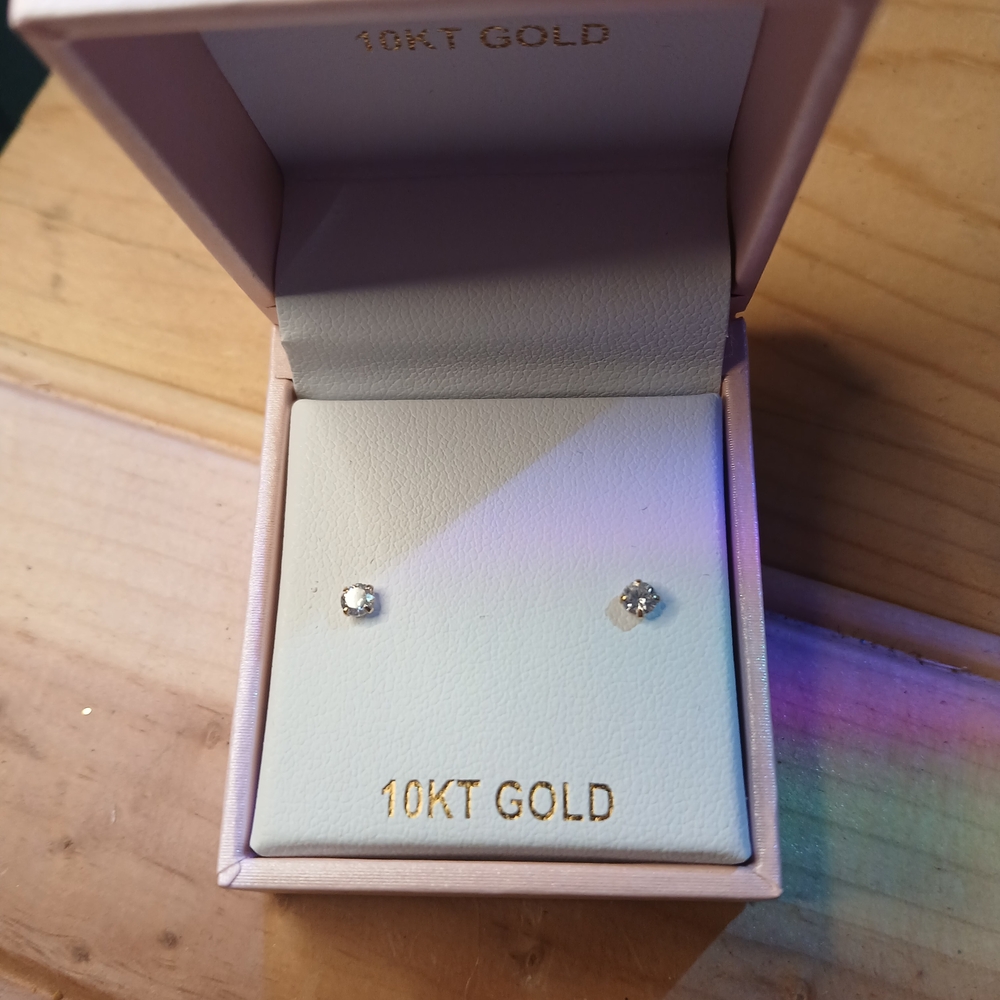 10KT Gold Diamond Stud Earrings